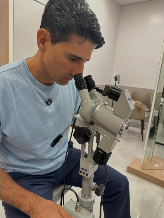 Dr. Francisco realizando exame no colposcópio