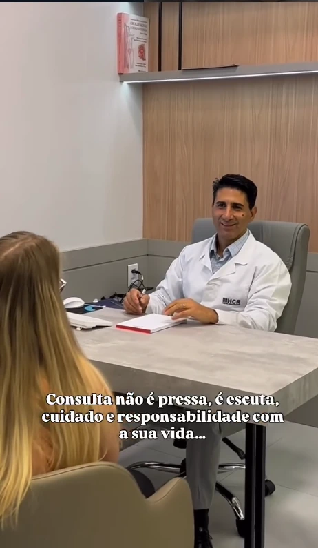 Dr. Francisco em atendimento no consultório, conversando com uma paciente